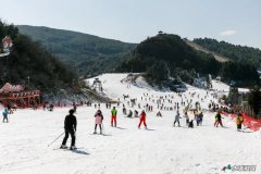 【新春走基层】玉舍雪山滑雪场“热力”十足