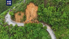 桂林暴雨引发国道357线附近路段塌方