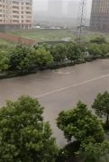 云南曲靖突降暴雨致城市内涝，积水最深处超2米，消防：疏散被困群众235人